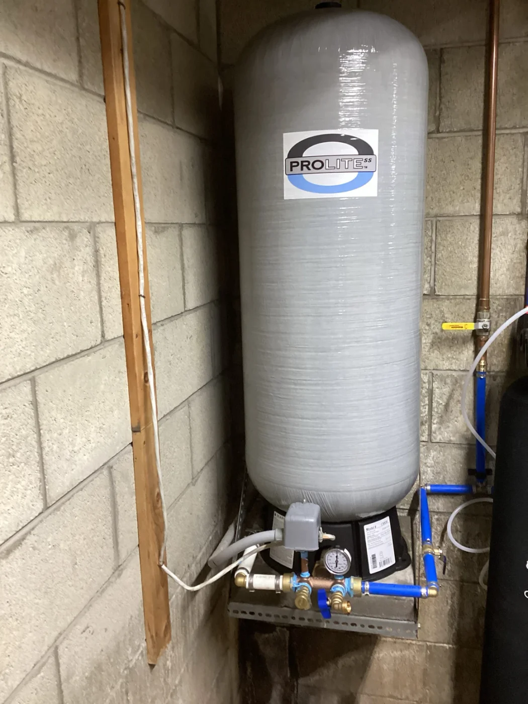 Water pressure tank and associated plumbing